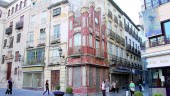 modernista. La Casa del Reloj, en la esquina de la calle Maestra y la Plaza de Santa María, uno de los edificios más bellos de Jaén.