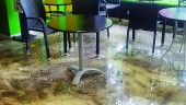 PROBLEMAS. El agua inundó el suelo de la cafetería. 