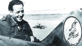 piloto militar. Joaquín García Morato, fotografiado junto a su avión. 
