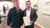 cultivo. El concejal Emilio Torres y Jesús Albín muestran la subvención otorgada por la Diputación Provincial de Jaén.