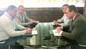 ENCUENTRO. Víctor Torres y Emilio Torres, durante la reunión con Francisco Chamorro y José Ángel Mesa, en el Ayuntamiento.