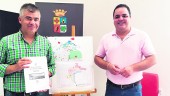 nuevo proyecto. El concejal de Urbanismo, Emilio Torres, y el alcalde, Víctor Torres, muestran el documento de vivienda.