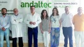 EDUCACIÓN. Víctor Torres y Yolanda Caballero, junto a representantes educativos y de empresas colaboradoras.