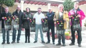 muestra. José Luis Madueño, junto a miembros de la Asociación de Artesanos local, en la presentación de “PaseArte”.