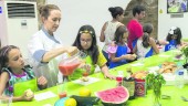 FORMACIÓN. Soledad Román reparte el granizado de sandía y menta entre los asistentes al taller de cocina infantil.