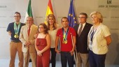 RECEPCIÓN. El nadador, junto a la presidenta de la Junta de Andalucía, premiados y otros invitados, en la recepción institucional en San Telmo.