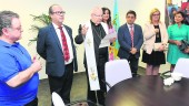 trabajo. El obispo de Jaén, Amadeo Rodríguez, bendice las nuevas instalaciones de Edad Dorada Mensajeros de la Paz.