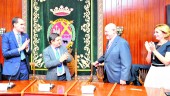APLAUSO. El alcalde, Juan Latorre, el presidente de la Diputación, Francisco Reyes, Juan Eslava Galán y la concejal Encarnación Cordón. 