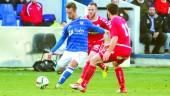 jugada. Bauti realiza una acción de ataque del Linares Deportivo en el partido disputado con el Real Murcia en el Estadio de Linarejos.