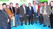 BUEN AMBIENTE. Pedro Bruno, Manuel Lozano, Juan Balbín y otros responsables políticos, con integrantes de la cooperativa.