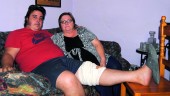 EN SU CASA. Miguel Ángel Campos Marchal, “Miguel Linares”, posa con su madre, Manoli Marchal, después de la operación.