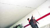INDIGNACIÓN. Luis de la Paz y Fernando Sánchez muestran la grieta que —dicen— se ha originado en el garaje por el riego del huerto social.