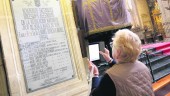 MEMORIA. Una mujer fotografía a una de las lápidas que recuerdan “a los caídos” en el interior de la Catedral, en una foto de archivo.