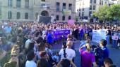 UNIÓN. Más de 3.000 personas se concentran en las inmediaciones de la Plaza del Ayuntamiento para apoyar a Fani, linarense víctima de violencia de género.