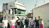 TRANQUILOS. José Collado, Salvador López, Manuel Sánchez, Juan Carlos García y Miguel Collado, con policías portugueses y el camión, “Il mio bambino”. 