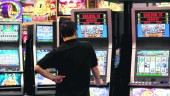 MÁQUINAS. Un jugador prueba suerte en una de las tragaperras de un salón de juego, en una imagen de archivo.
