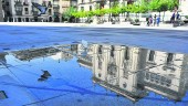 NECESIDADES. Fachada del Ayuntamiento de la capital, reflejada en el agua de las fuentes de la Plaza de Santa María.