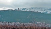 PAISAJE. Imagen del Castillo de Santa Catalina con los montes jiennenses a su alrededor con una capa de nieve.