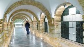 DESCANSO ETERNO. El sacerdote Pedro Ortega en la cripta de San Ildefonso, donde se encuentran los 2.000 columbarios construídos. 