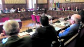 PLENO. El presidente de la Diputación, Francisco Reyes, se dirige a la Corporación durante la celebración de la sesión de marzo en la que se debatió la liquidación presupuestaria del ejercicio de 2017. 