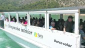 AGUA DULCE. Cincuenta pasajeros ocuparon todos los asientos del barco solar que surca el pantano de El Tranco en su viaje inaugural. 