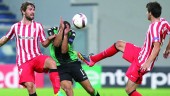 DERROTA. Mikel San José lucha por el balón, en presencia de un jugador del Sassuolo.