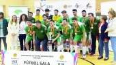 PREMIOS. Los jugadores y el cuadro técnico de la Universidad de Jaén posan con las autoridades después de recibir su trofeo y las medallas.