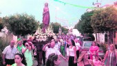DEVOCIÓN. Procesión de la Virgen de la Asunción, cuya imagen es portada en andas por las calles de Vados de Torralba. 