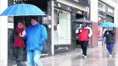 PROTEGIDOS. Jiennenses se guarecen bajo sus paraguas mientras recorren el Paseo de la Estación de la ciudad.