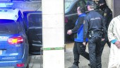 18 DE FEBRERO DE 2016. Dos agentes custodian a Alejandro M. C. a su salida de la Comisaría de la Policía Nacional de Jaén, rumbo a los juzgados de Andújar. 