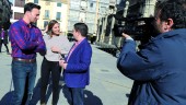 ENCUENTRO. Pablo Puyol, Ana Ruíz y Francisco Reyes dialogan, a las puertas de la Catedral, sobre la grabación de la nueva entrega de“Entreolivos” en Jaén