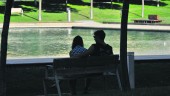 TRANQUILIDAD. Una pareja sentada junto al estanque del Parque Andrés de Vandelvira, en Expansión Norte. 