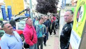 espera. Un grupo de abonadoshacen cola junto a la sede de la entidad antes de acceder para comprar su entrada para la final de la Copa del Rey del sábado en Cáceres.
