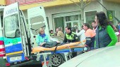 ASISTENCIA. Sanitarios y un agente de la Policía Local introducen al herido en la ambulancia. 