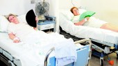 ASFIXIADOS. Pacientes de la cuarta planta del Médico-Quirúrgico se abanican ante la ausencia del aire acondicionado en la habitación, con un ventilador como compañero de cuarto.