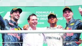 podio. El piloto británico Lewis Hamilton (Mercedes) celebra su victoria en Alemania flanqueado por el australiano Daniel Ricciardo y y el holandés Max Verstappen, ambos de Red Bull. 