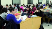 EXÁMENES. Alumnado de la Universidad de Jaén estudia en una de las salas de la biblioteca.