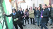 VISITA. Los vecinos muestran a Felipe López, acompañado por Catalina Madueño y José Manuel Colmenero, con representantes del PSOE, 