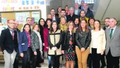 TRABAJO. La consejera de Educación posa con la delegada del ramo y del Gobierno andaluz en Jaén, docentes y los diputados nacionales. 