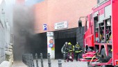 VENTILACIÓN. Tres bomberos salen del aparcamiento San Francisco con uno de los extractores de humo durante las labores de extinción.