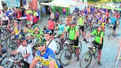 PARTICIPACIÓN. Numerosos ciclistas aficionados al deporte de todas las edades asistieron al encuentro en el barrio con sus coloridas equipaciones.