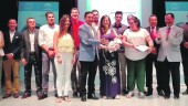 ENTREGA DE PREMIOS. Los alumnos premiados en “Emprendejoven”, junto con Gaspar Llanes y Manuel Alcaide.