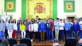 FASE PROVINCIAL. Los treinta finalistas posan sobre el escenario del instituto de Secundaria Virgen del Carmen.