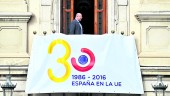 EFEMÉRIDE. El alcalde, en el balcón principal del Ayuntamiento, después de colgar la bandera que conmemora la entrada de España en la UE.
