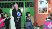 ANIVERSARIO. El director del colegio, el padre Juan Antonio Guerrero, junto a alumnos y hermanos descubren el azulejo de los 200 años.