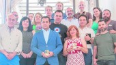 OFICIOS. Raúl Perales y Antonia Olivares junto a miembros de la Asociación Local de Profesionales Artesanos de Úbeda y de otros talleres artesanos.