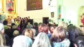 CONSTERNACIÓN. Cientos de vecinos se dieron cita en la parroquia de La Presentación de Torres de Albanchez, en el sepelio de los dos jóvenes.