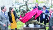 CÁRCEL. Felipe López, Ana Cobo, Miguel Ángel Valdivia, Francisco Reyes y Miguel Fuentes del Olmo descubren la escultura que recuerda a los presos.