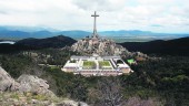 valle de cuelgamuros. El Valle de los Caídos fue construido, a lo largo de casi dos décadas, en San Lorenzo del Escorial, en la Sierra de Guadarrama. Es el lugar de enterramiento de unas 35.000 personas. 