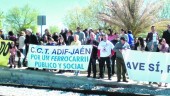 ASISTENCIA. Miembros de las diversas plataformas por la conservación de las líneas ferroviarias en Andalucía oriental durante la concentración en Moreda.